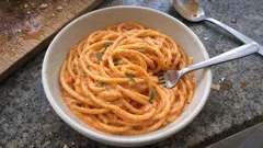 Spaghettoni con salsa di pomodori arrosto: una crema veloce che profuma d’estate