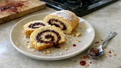 Rotolo alla marmellata di ciliegie: soffice, senza burro e perfetto da affettare