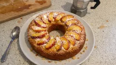 Ciambella alle pesche soffice e umida: la torta di casa in pochi passaggi